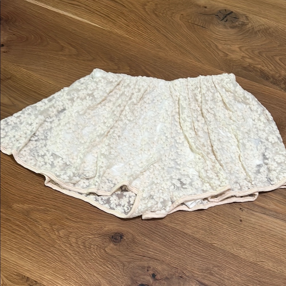 POL Ivory Embroidered Lace Pull On Lined Shorts Size Small NWT